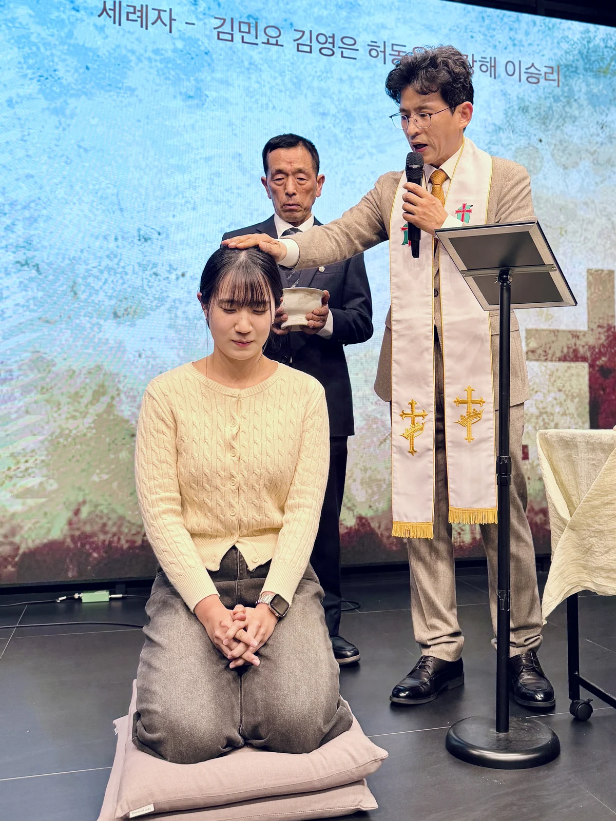 교회 예배당에서 세례를 받는 모습