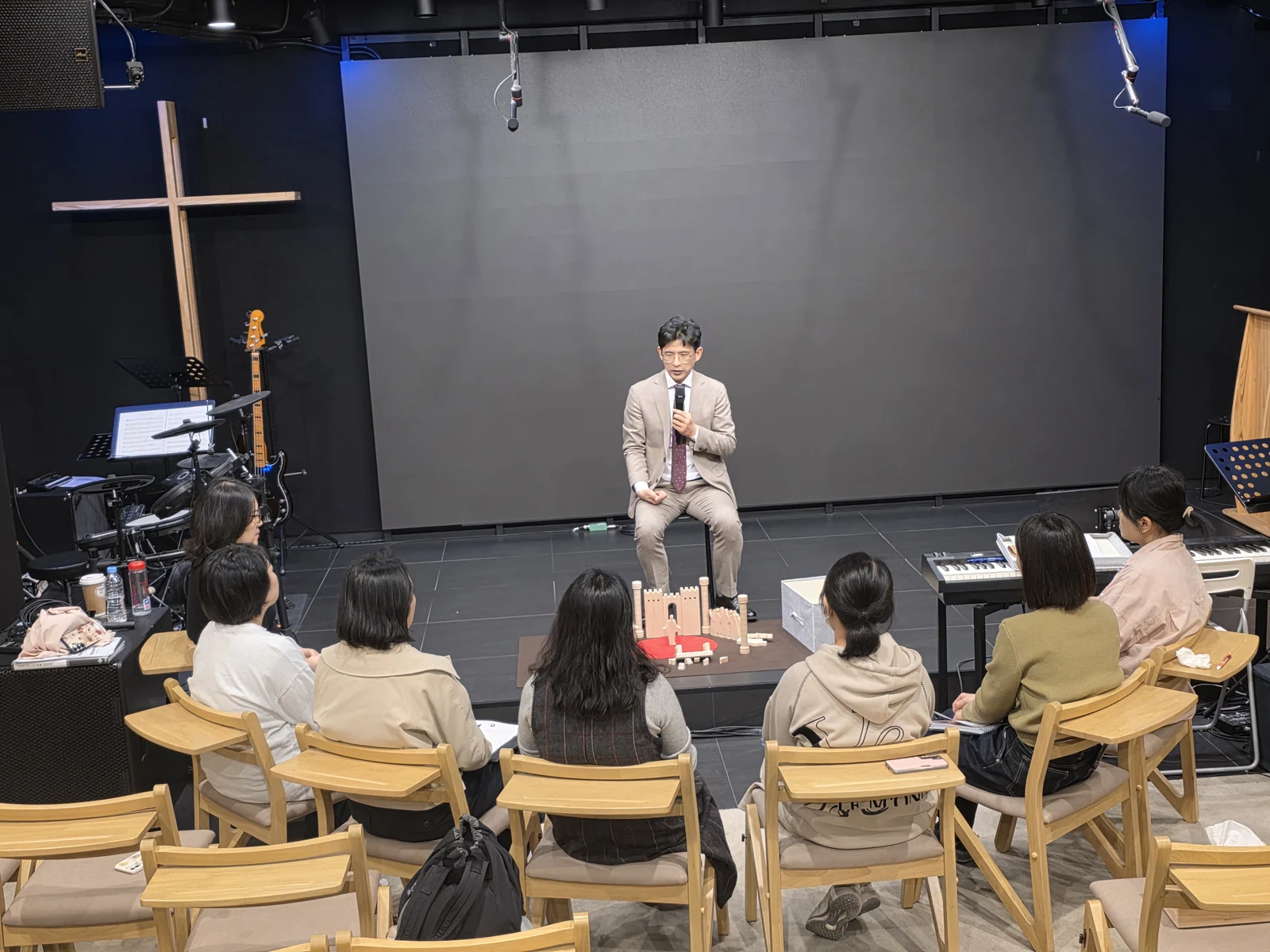 예배당에 둘러앉아 함께 말씀을 나누는 모습