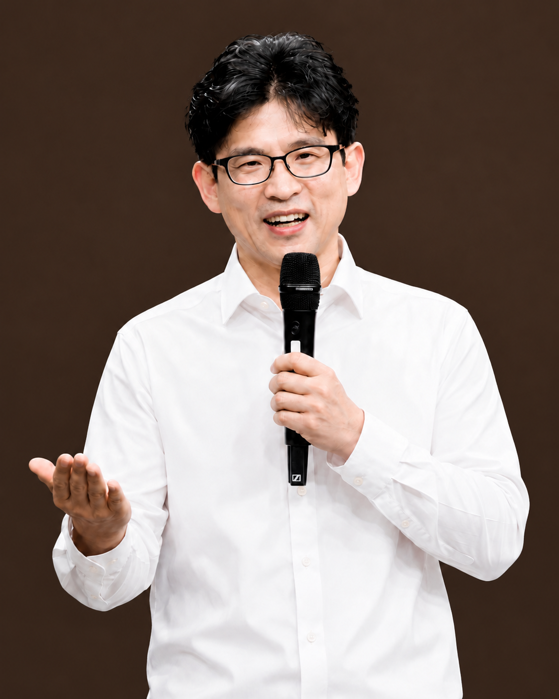 마이크를 들고 말씀을 전하는 김상열 목사